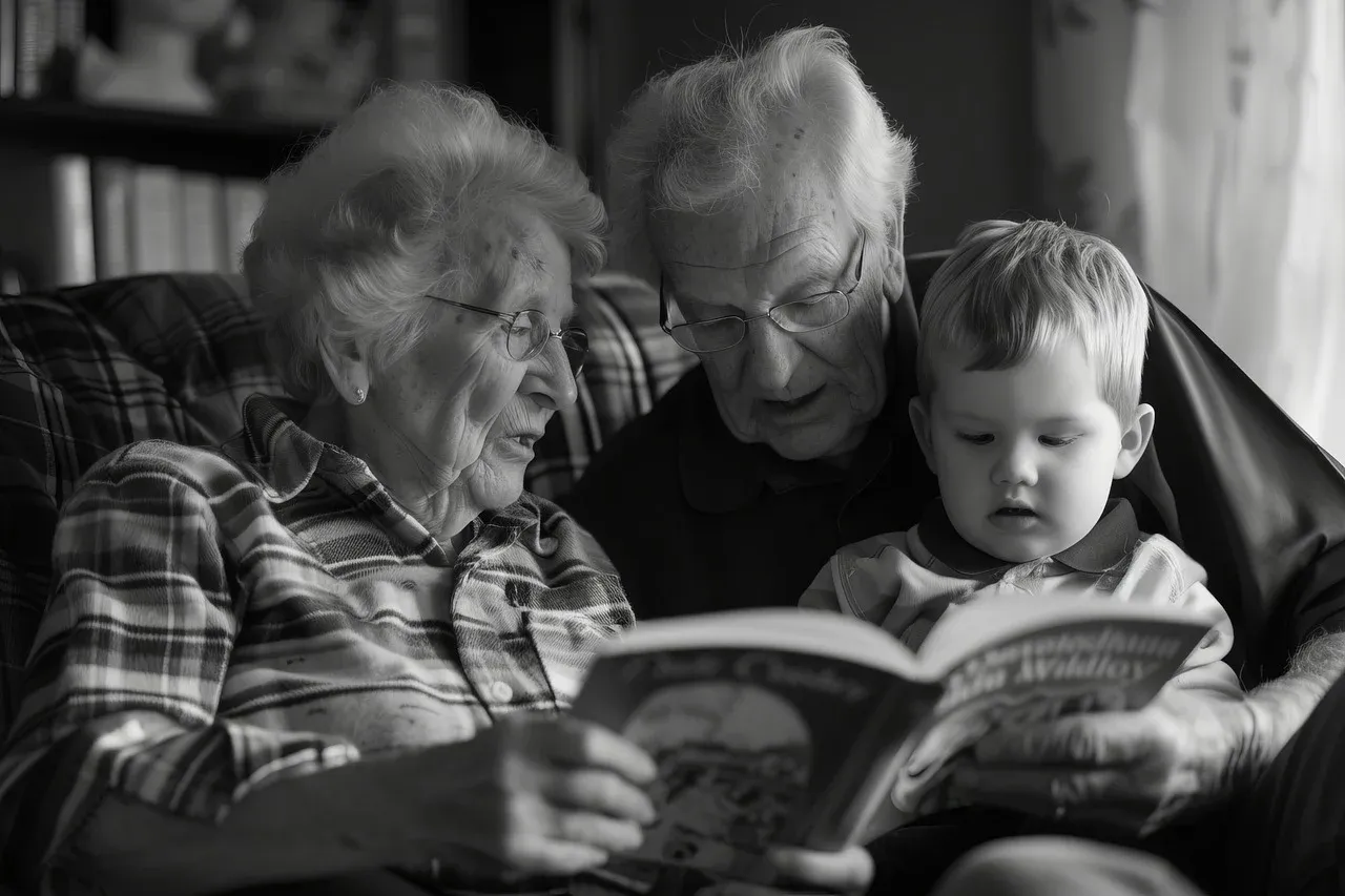 Grands-parents et petit-fils qui lisent un livre
